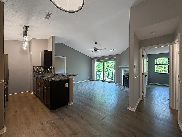 52 Woodland Hills Dr #10 — Photo 5