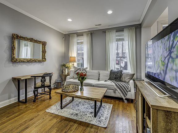 5th image of 1025 N Wood St APT 1F