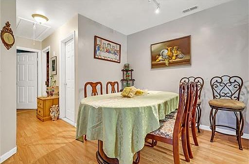 2nd image of 32 Kensington Dr