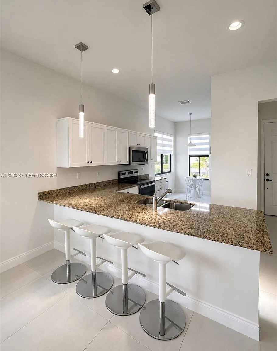 4 bed, 3.5 bath, 2260 sqft, $2,800 — Photo 4