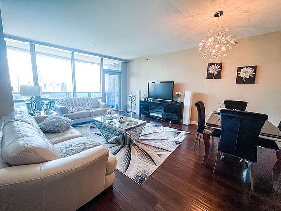 4th image of 1211 S Prairie Ave APT 2705