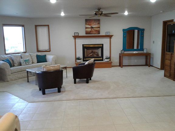 Living room w/ fireplace