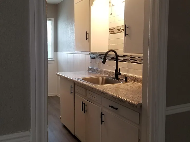 812 W Irving Ave — Photo 4
