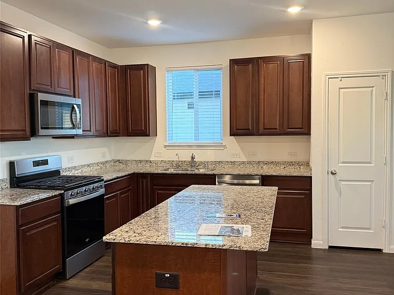 17907 Baleage Ln — Photo 8