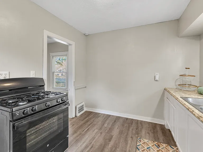 944 Walnut St #1 — Photo 8