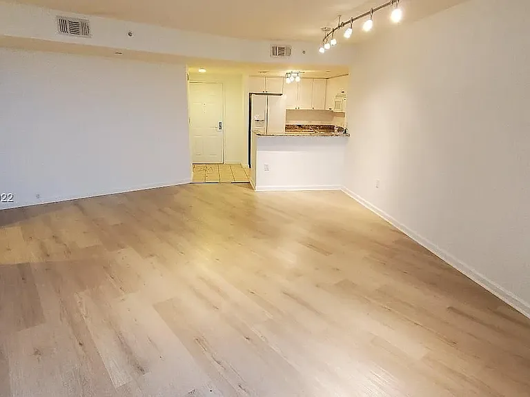 19501 W Country Club Dr #806 — Photo 3