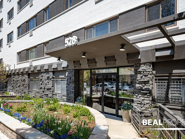 528 W Oakdale — Photo 1