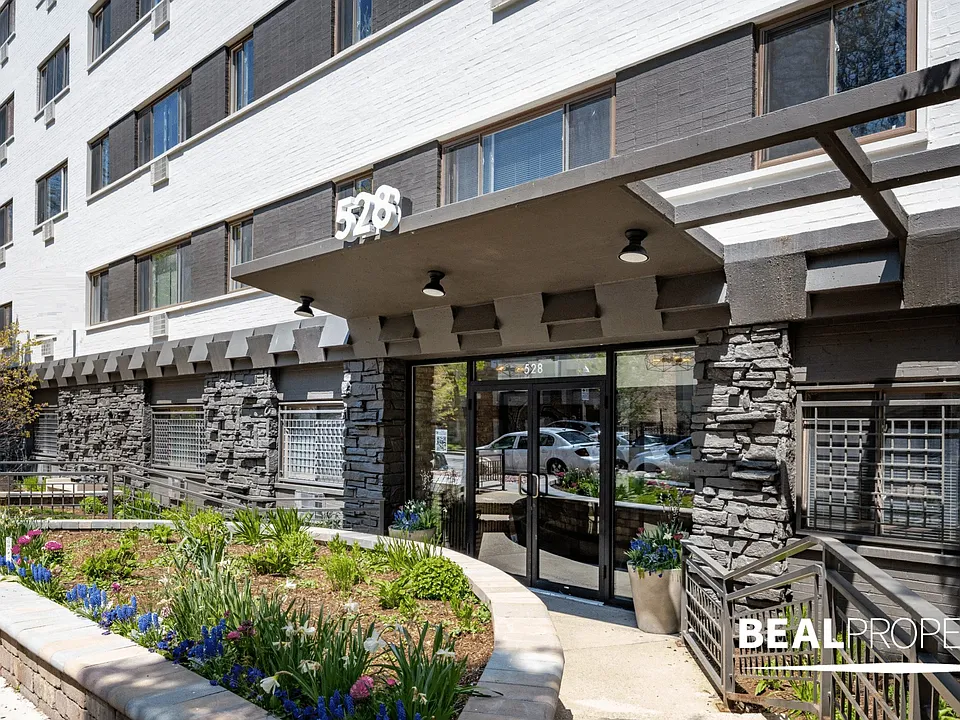 528 W Oakdale