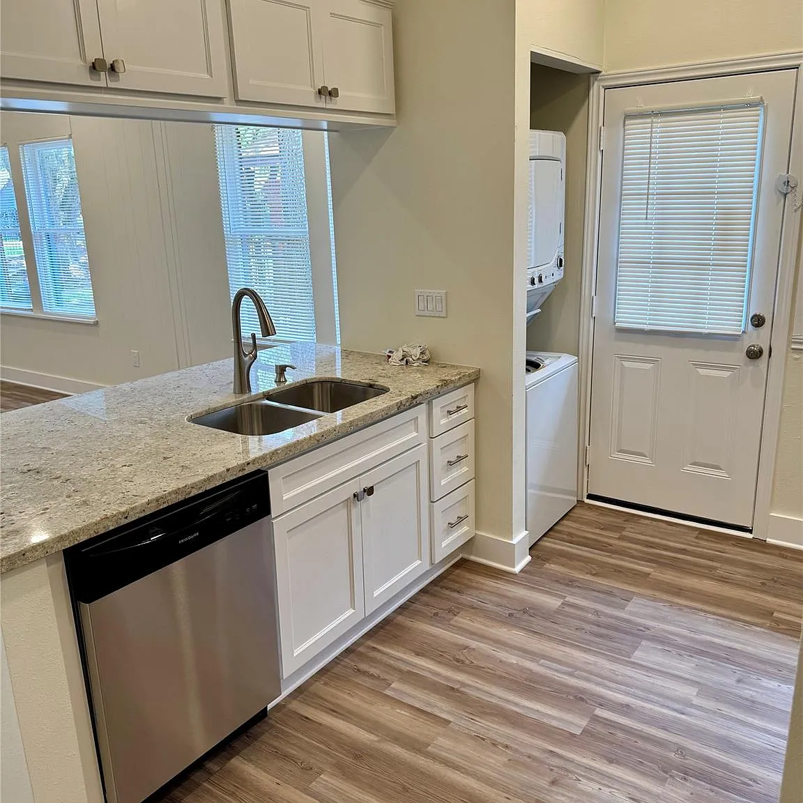 1 bed, 1.0 bath, 777 sqft, $1,295 — Photo 2