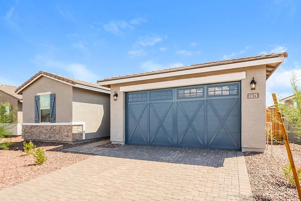 4 bed, 3.0 bath, 2342 sqft, $2,370 — Photo 3