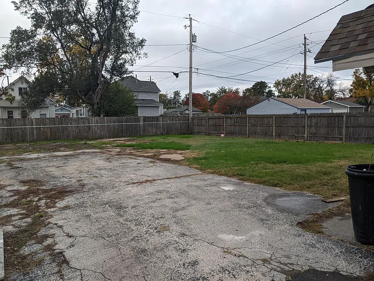 Huge back yard, bring your camper and boat!