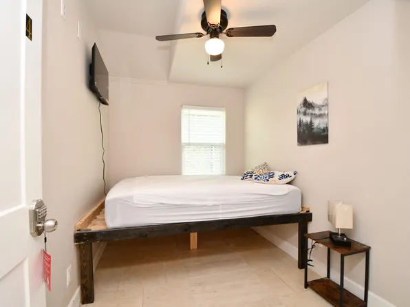 (undisclosed Address), Houston, TX 77033