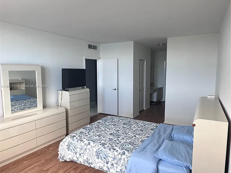 300 Bayview Dr #1206 — Photo 2