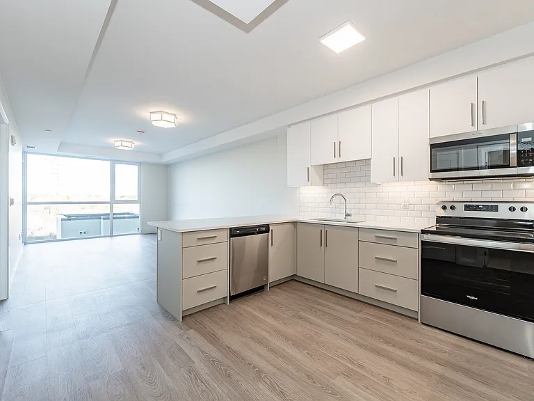 460 Columbia St W — Photo 58