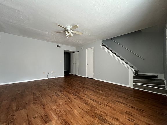 2nd image of 2883 Spruce Cir