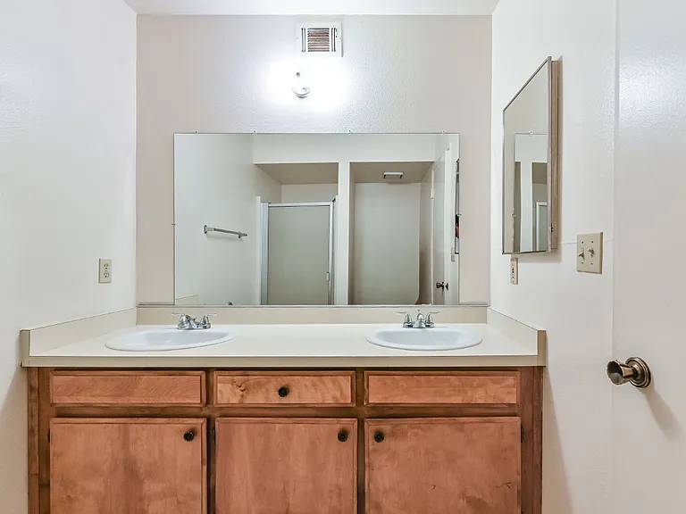 1021 W Perdew Ave — Photo 15