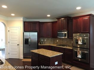 8043 Heathmore Dr, Fairburn, GA 30213