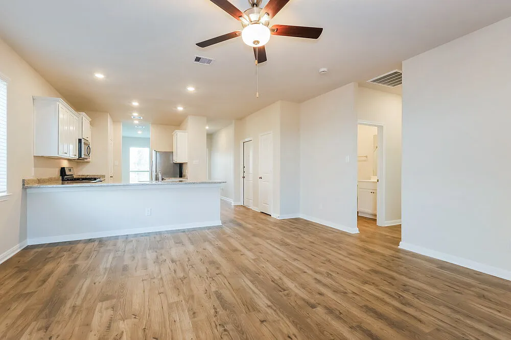 3 bed, 2.0 bath, 1579 sqft, $1,995 — Photo 3