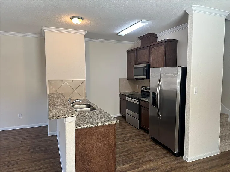 605 Rosewood St — Photo 3