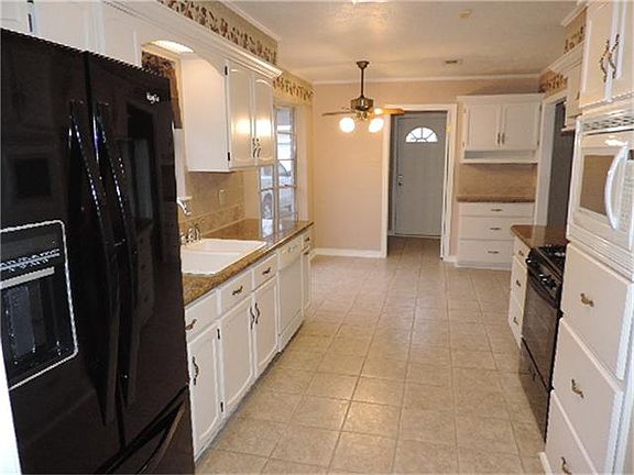 Look at this kitchen!! Granite counter tops, gas stove installed January 2014! Nice size breakfast room and desk in the kitchen to hold all of your recipe books!