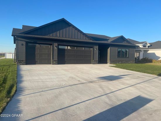 6168 Camellia Cir, Grand Forks, ND 58201