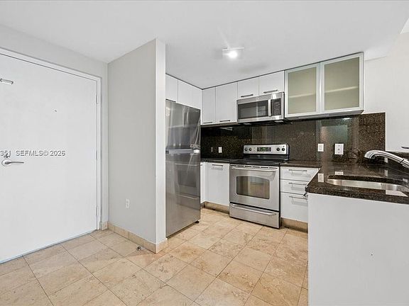 4th image of 3339 Virginia St #Penthouse 3