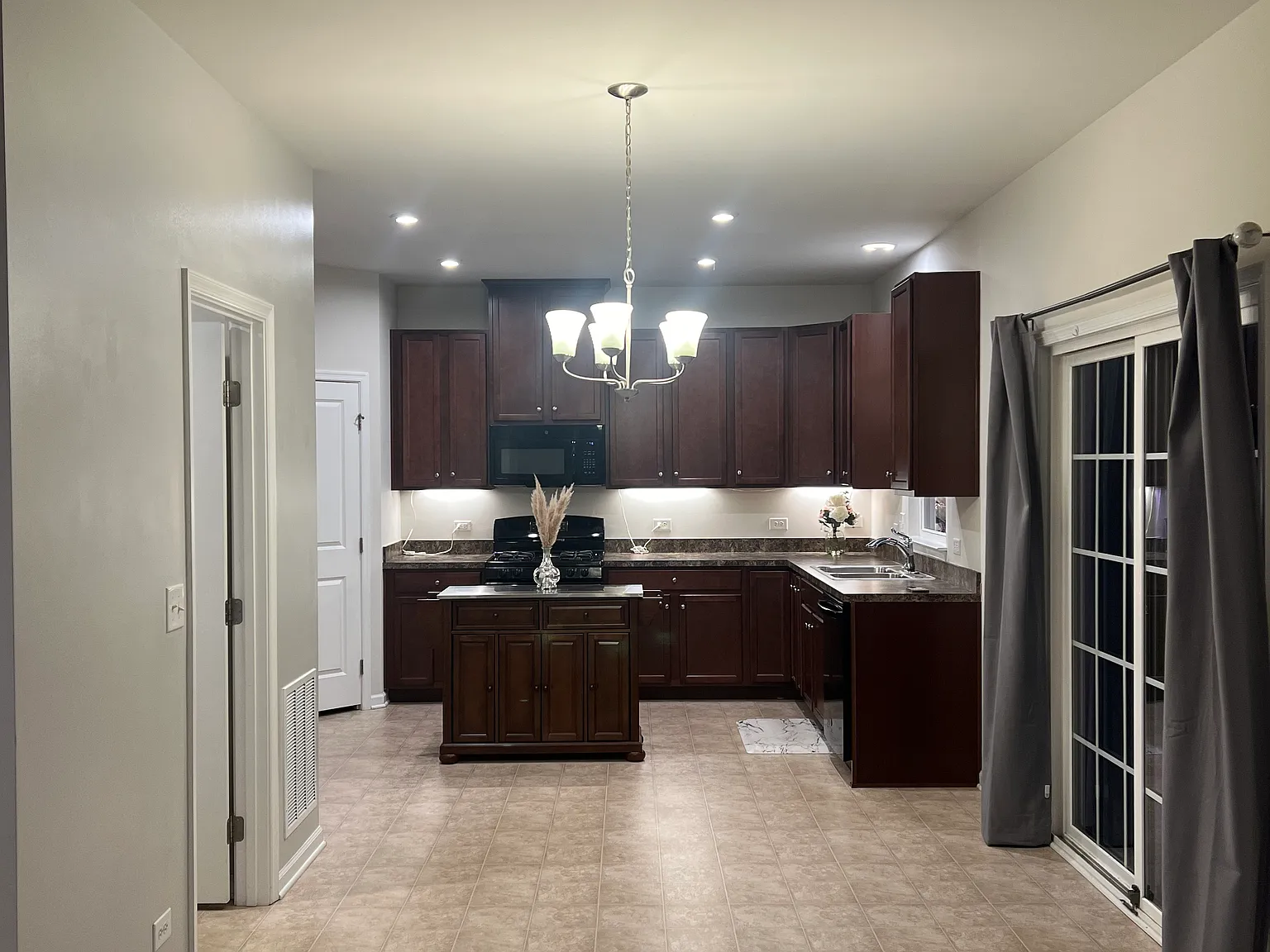 3 bed, 1950 sqft, $3,300 — Photo 3