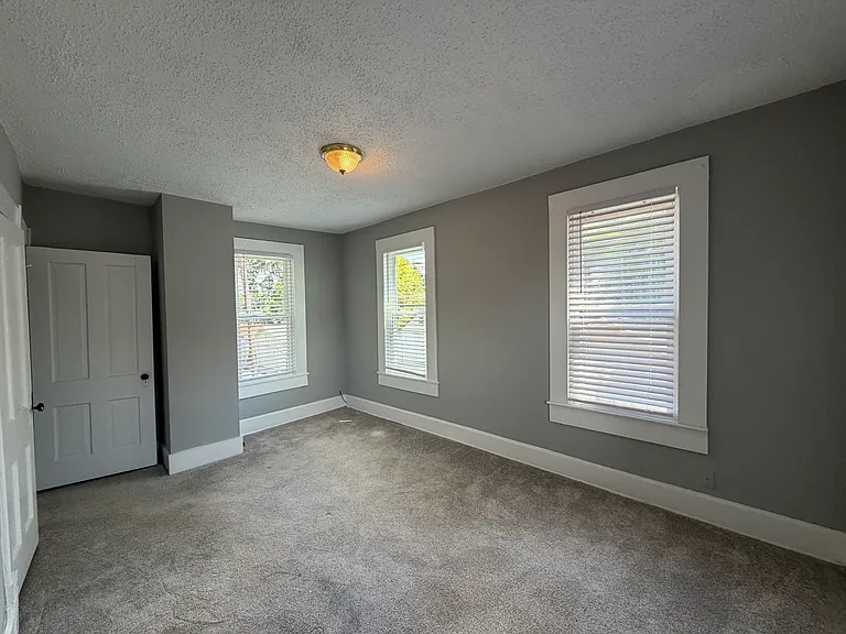 1068 Michigan Ave — Photo 15