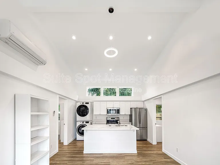 420 N Batavia St #422 — Photo 4