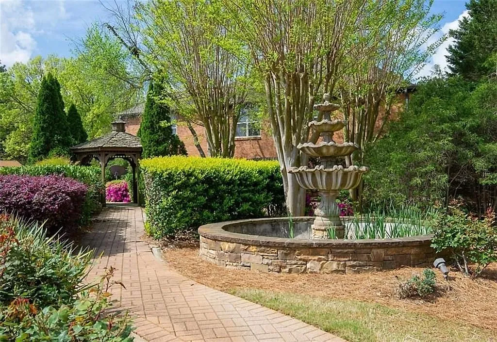 3 bed, 2.0 bath, 1490 sqft, $2,100 — Photo 4