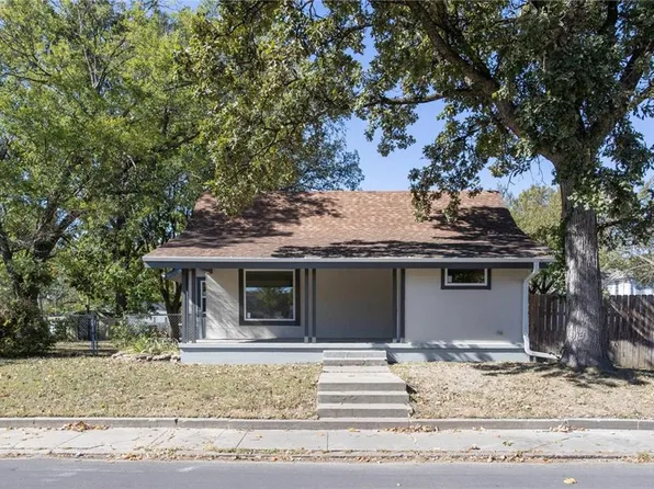 202 S 1st St, Iola, KS 66749