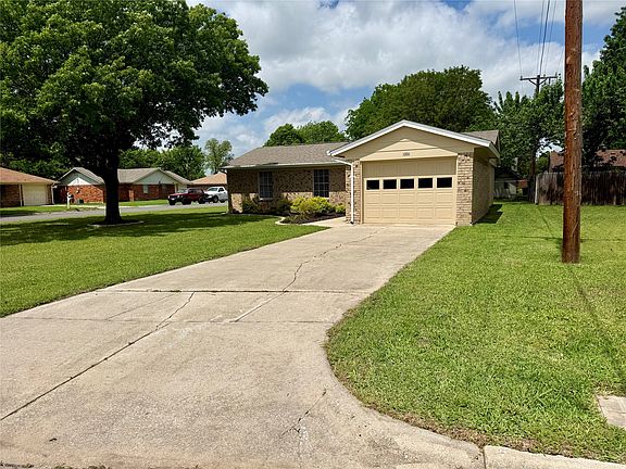 3rd image of 1001 Parkwood Ct