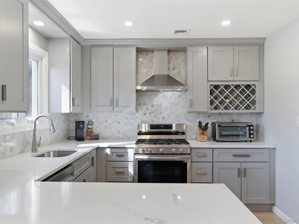 9 Bonaire Drive, Dix Hills, NY 11746