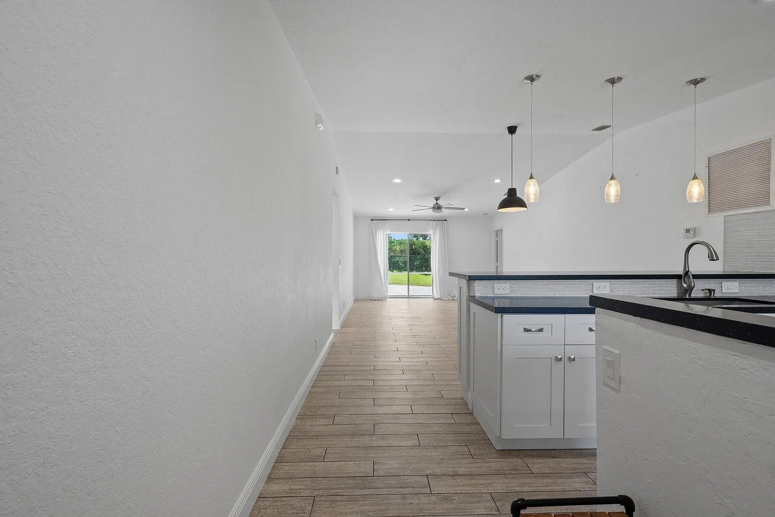 3 bed, 1295 sqft, $3,400 — Photo 2