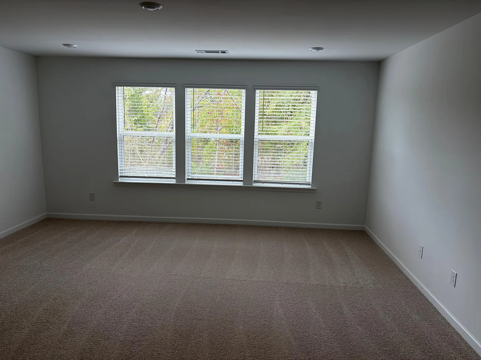 3 bed, 1825 sqft, $1,999 — Photo 2