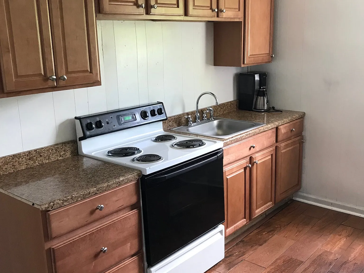 Fresh 2 Bedroom — Photo 2