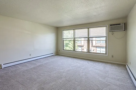 London Towne Apartments — Photo 4