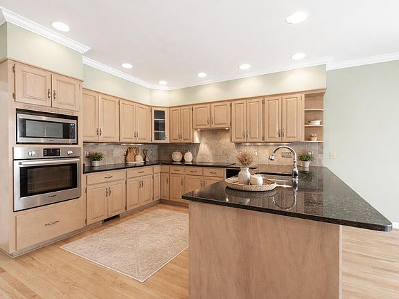 3rd image of 125 Laurel Oak Dr