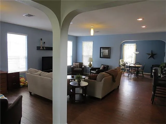 3 bed, 2.5 bath, 2096 sqft, $2,000 — Photo 2
