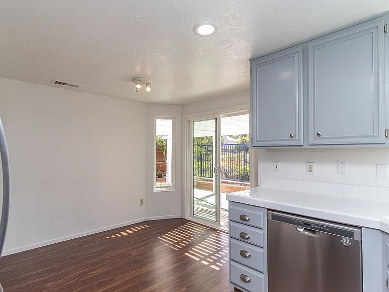1821 Avenida Segovia — Photo 6