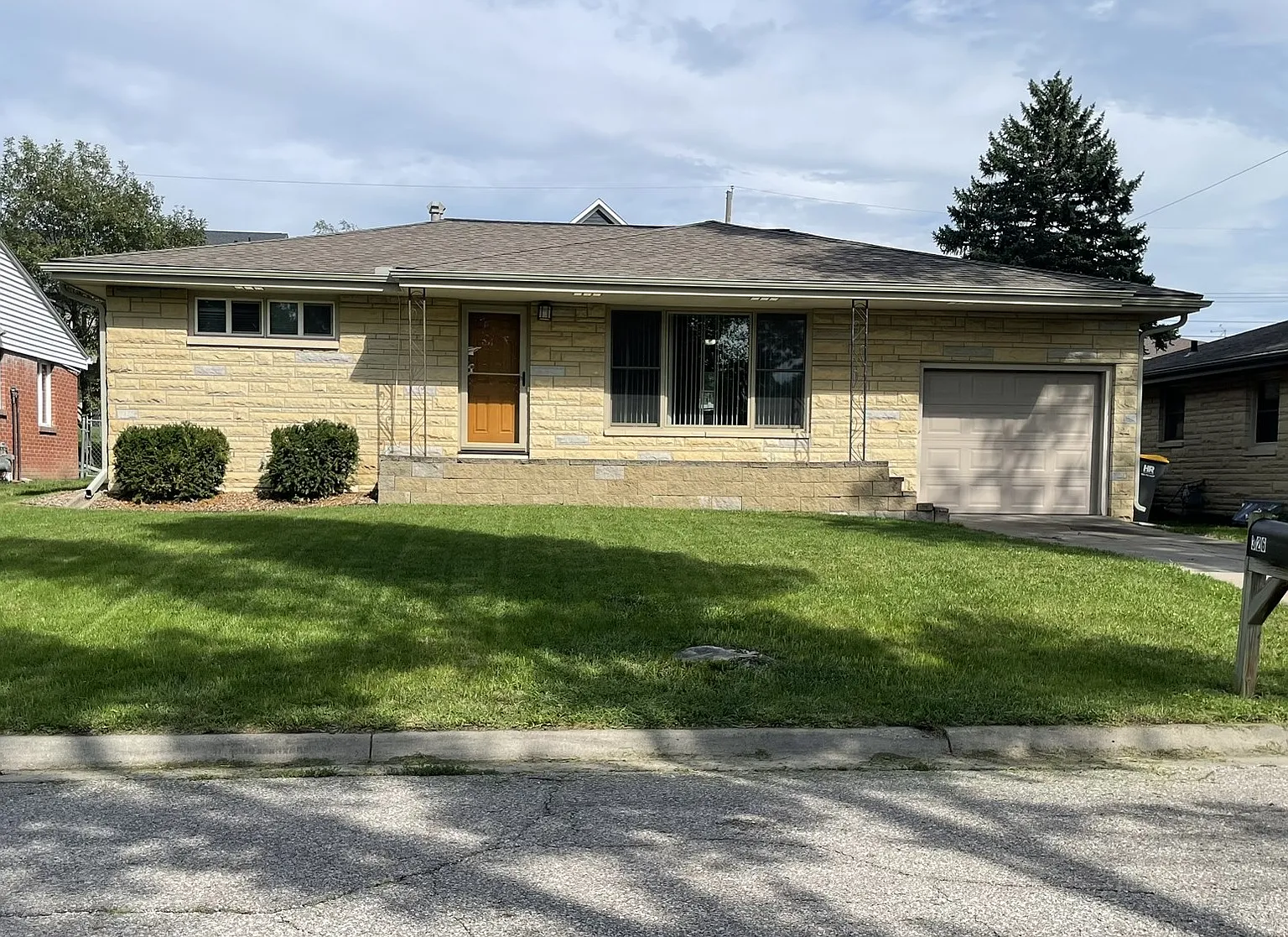 3 bed, 2100 sqft, $1,950 — Photo 1