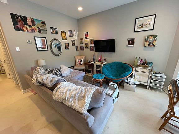3rd image of 4016 N Kenmore Ave #4018-1NE