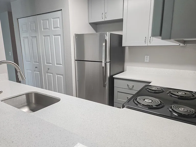 Bristol Square Apartments — Photo 2
