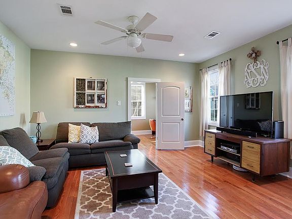 2nd image of 3539 Vincennes Pl