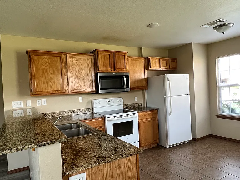 202 Foxglove St — Photo 11
