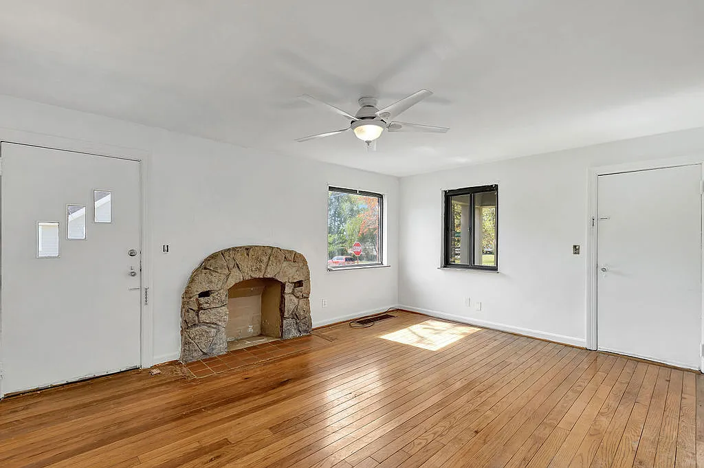 3 bed, 1401 sqft, $2,050 — Photo 3