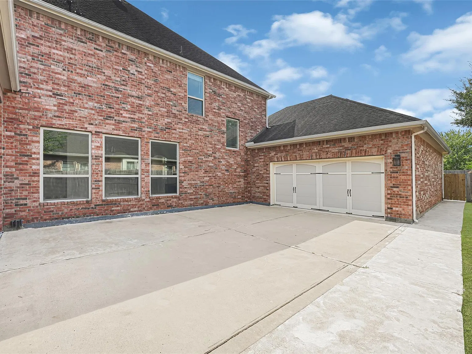 5 bed, 4.0 bath, 4898 sqft, $4,500 — Photo 4