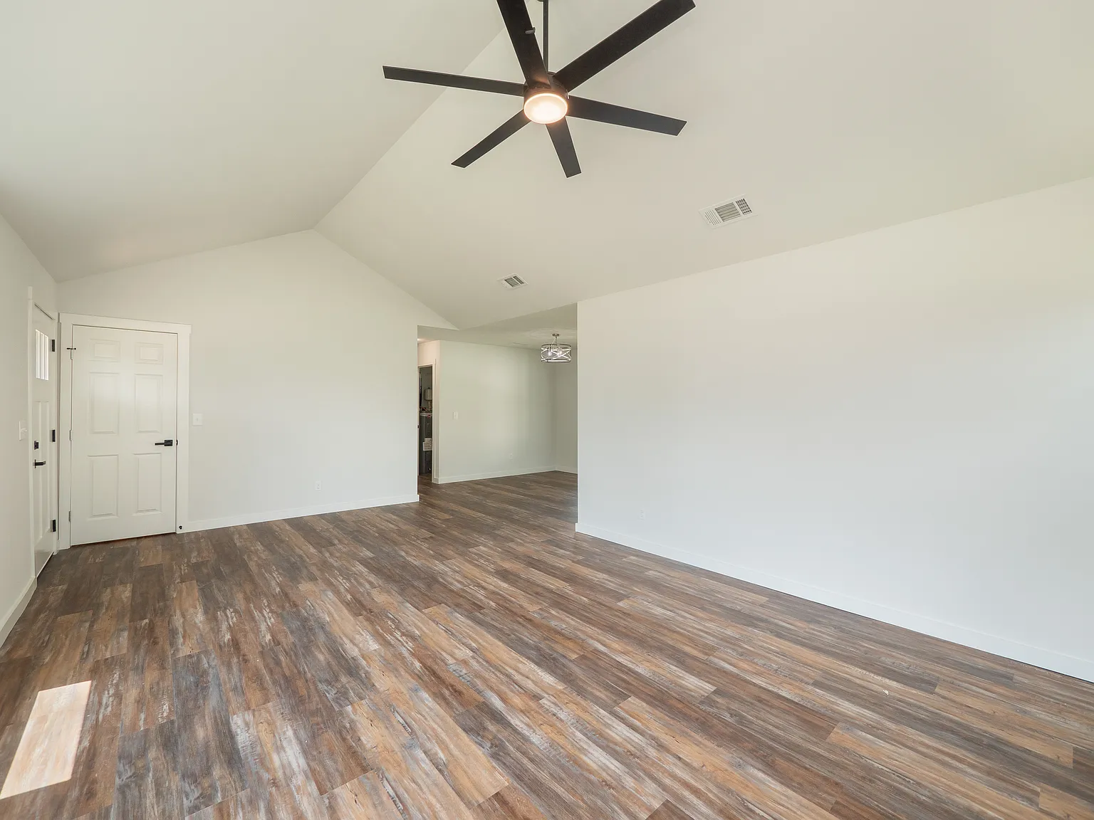 3 bed, 1416 sqft, $1,845 — Photo 3