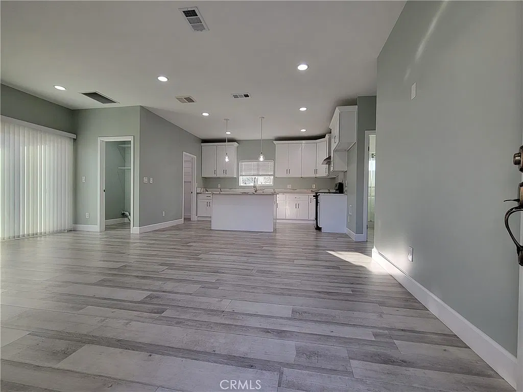 3 bed, 1200 sqft, $3,450 — Photo 3