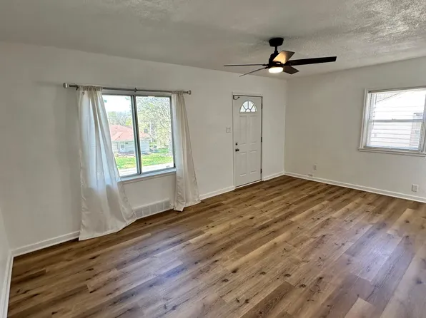 1315 E 33rd St, Des Moines, IA 50317